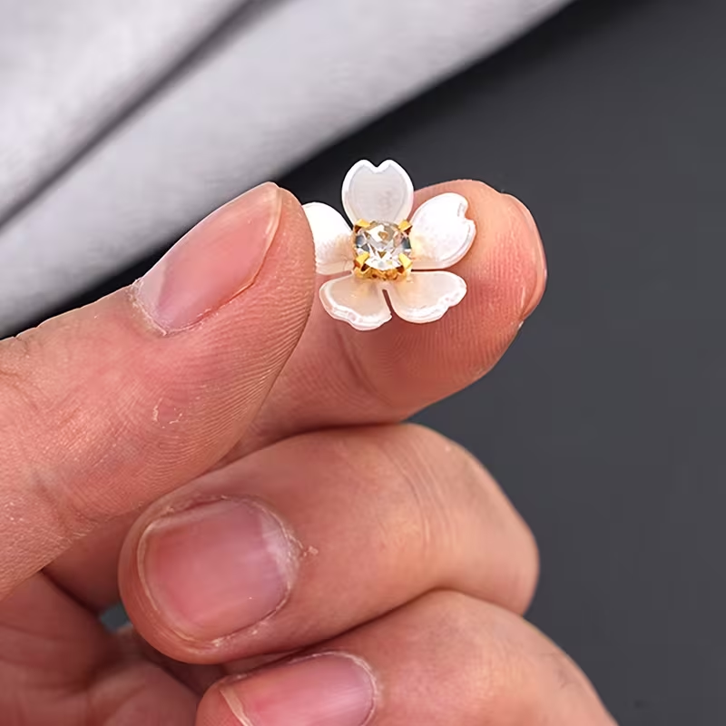 우아한 흰색과 금색 플라스틱 꽃 50개, 눈부신 장식  - Jewelry Making For Adults 리뷰 및 가격